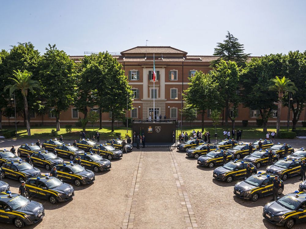 30 Peugeot e-208 100% elettriche consegnate alla Guardia di Finanza attraverso il noleggio di Leasys